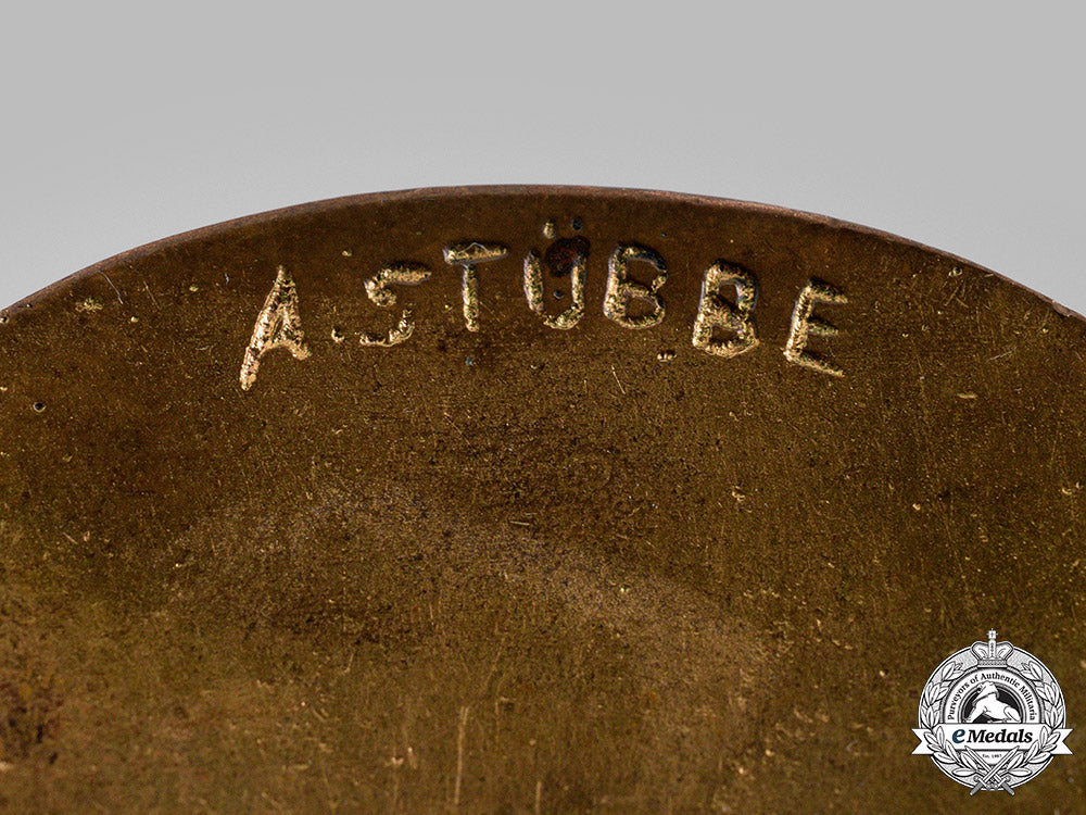 germany,_weimar_republic._a_lot_of_german_red_cross(_drk)_membership_badges_m19_16188