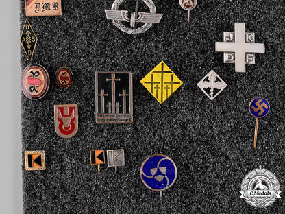 germany,_third_reich._an_assorted_group_of_badges_and_stick_pins_m19_16429