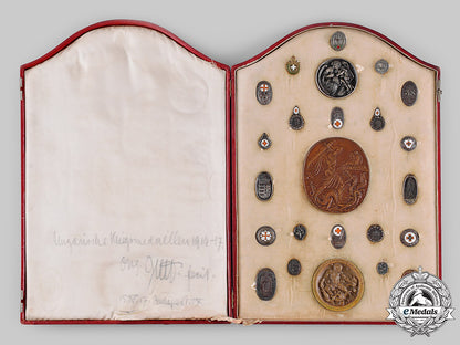 hungary,_kingdom._a_cased_salesman's_display_of_war_medals1914-17,_by_richard_adolf_zutt_m19_18114