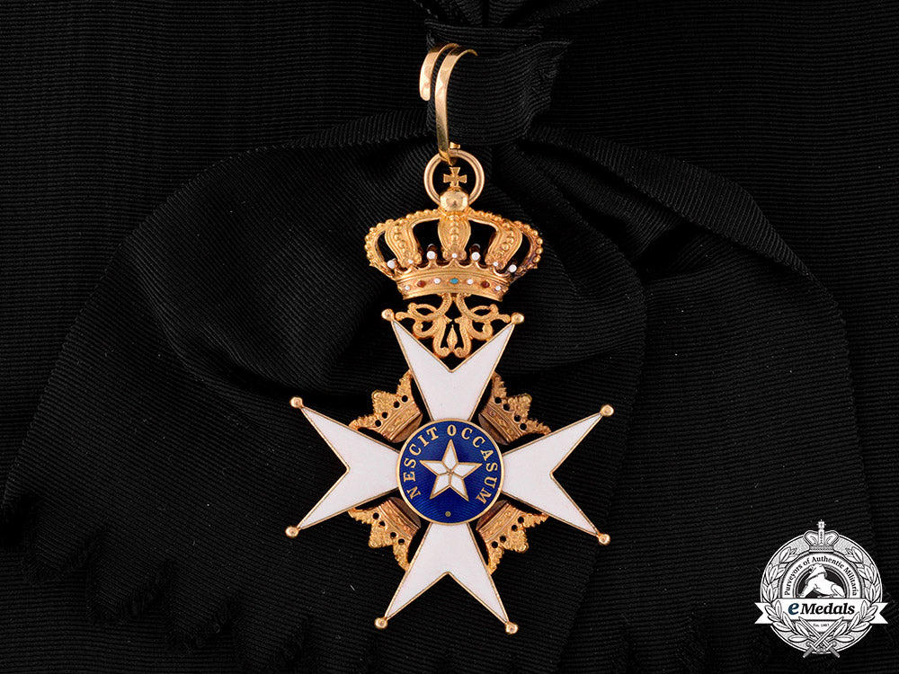 sweden,_kingdom._an_order_of_the_north_star_in_gold,_i_class_grand_cross_badge(_kmstkno),_by_c.f._carlman,_c.1915_m19_18180