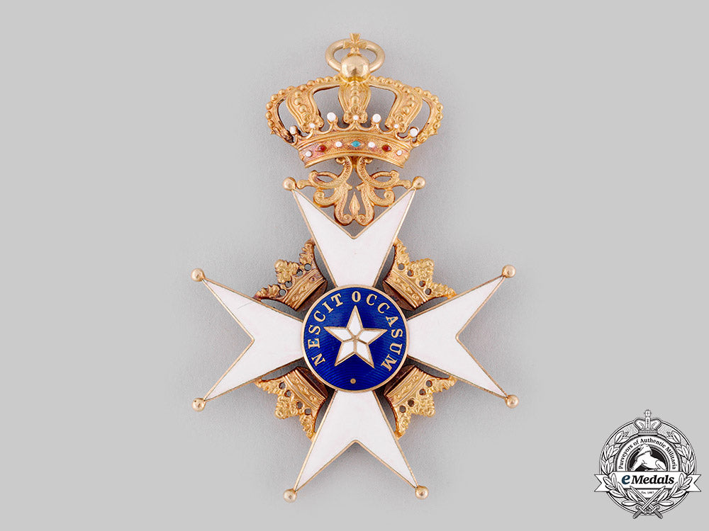 sweden,_kingdom._an_order_of_the_north_star_in_gold,_i_class_grand_cross_badge(_kmstkno),_by_c.f._carlman,_c.1915_m19_18183