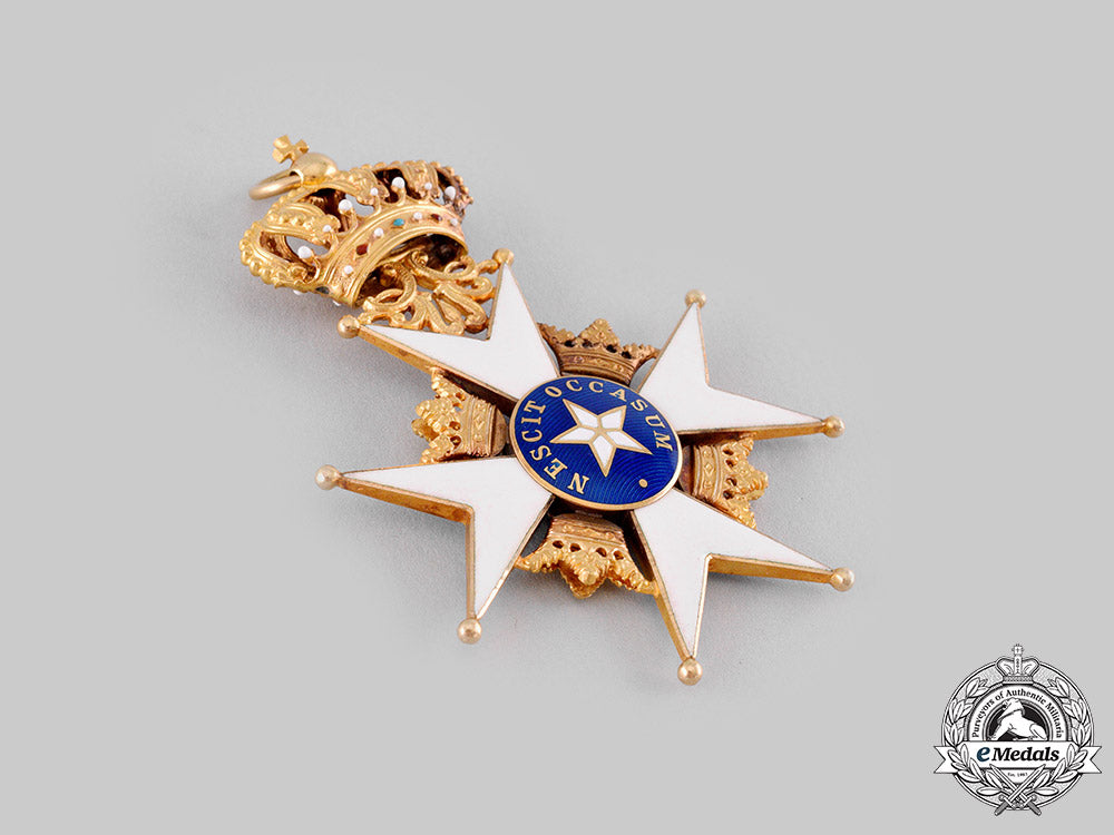 sweden,_kingdom._an_order_of_the_north_star_in_gold,_i_class_grand_cross_badge(_kmstkno),_by_c.f._carlman,_c.1915_m19_18184