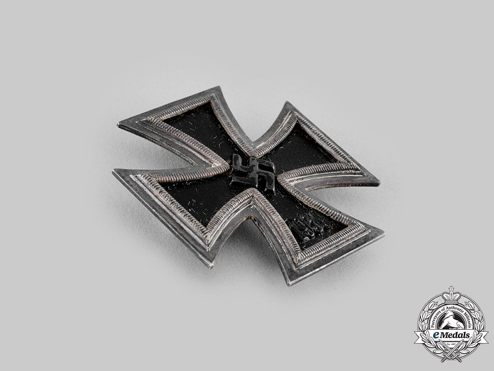 germany,_wehrmacht._a1939_iron_cross_i_class,_with_case_by_b.h._mayer_m19_18282