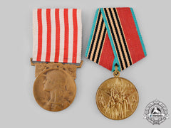 A Pair Of Commemorative Victory Medals