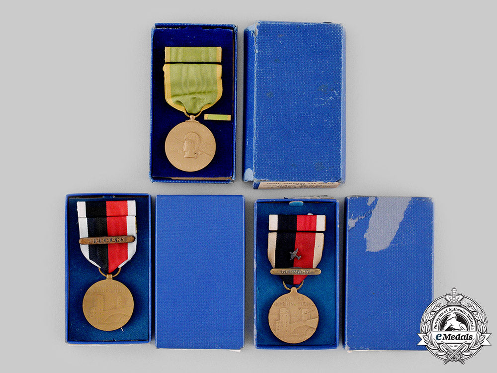 united_states._a_lot_of_second_war_service_medals_m19_18341