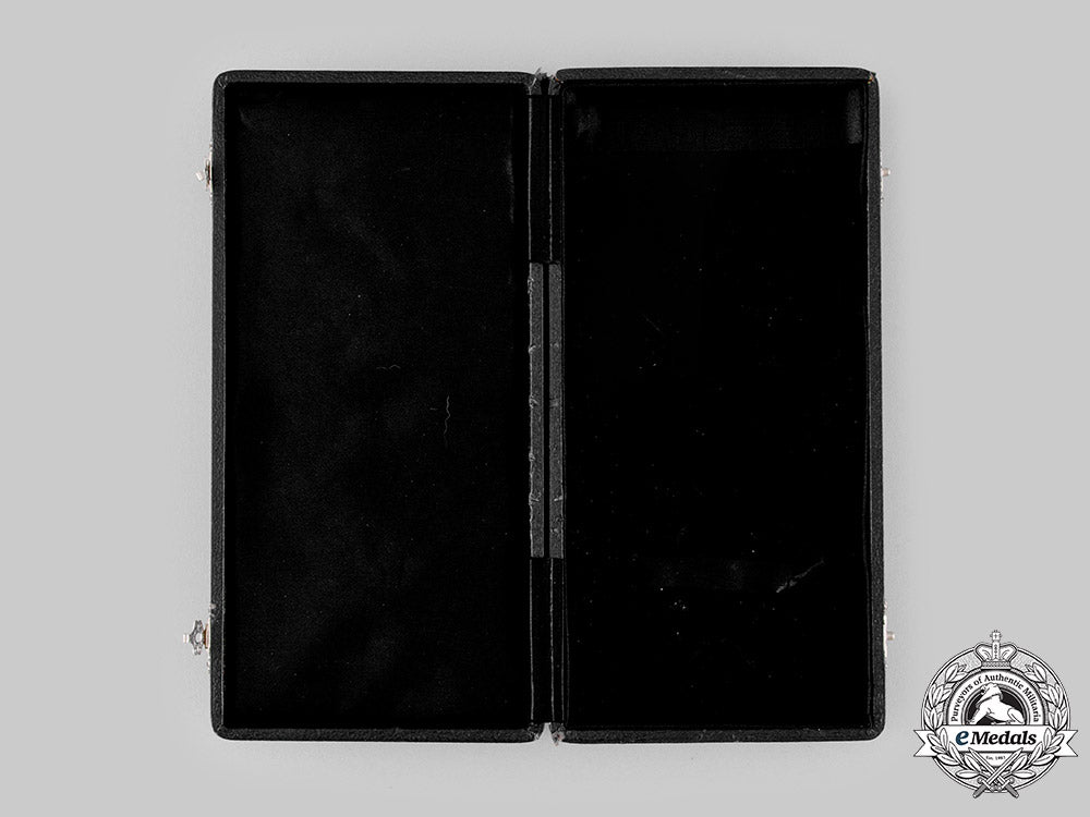 united_kingdom._an_order_of_st._john,_knight_of_grace_set_case,_c.1918_m19_18362