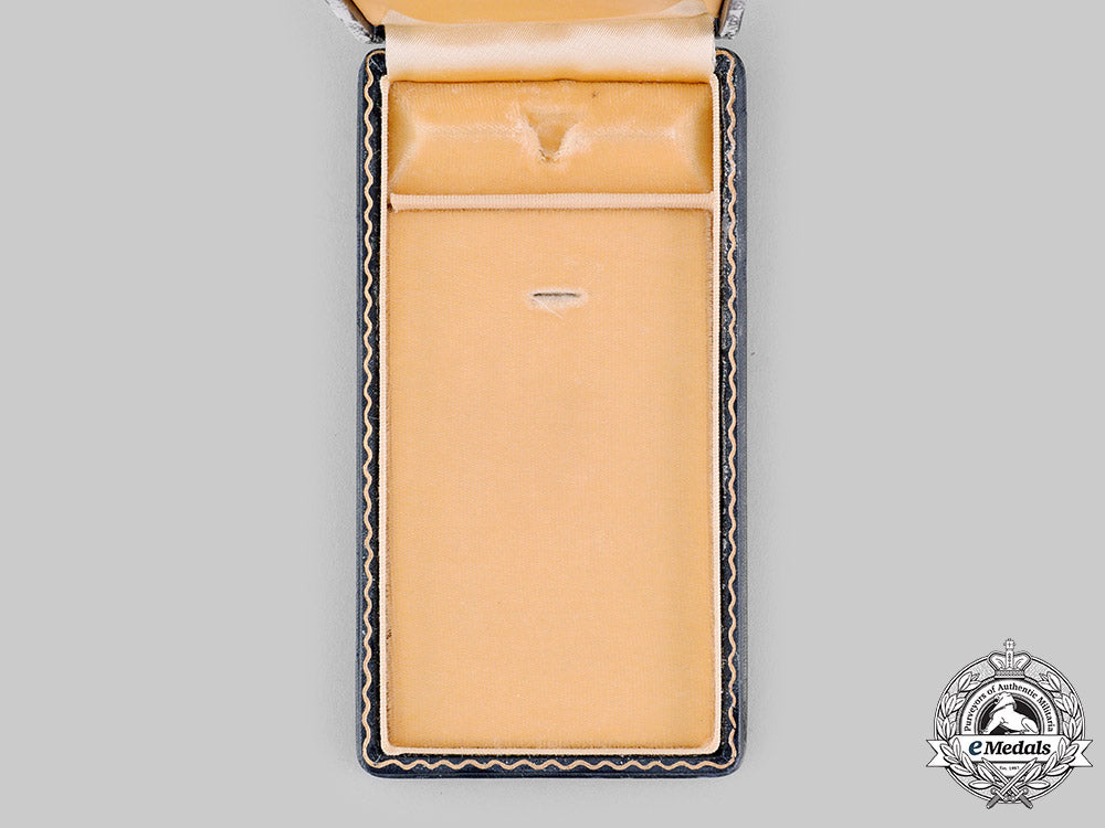 united_states._a_legion_of_merit,_legionnaire_degree_case,_c.1945_m19_18374