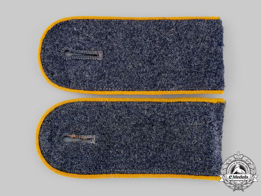 germany,_luftwaffe._a_set_of_flight_personnel_flieger’s_rank_insignia_m19_18488