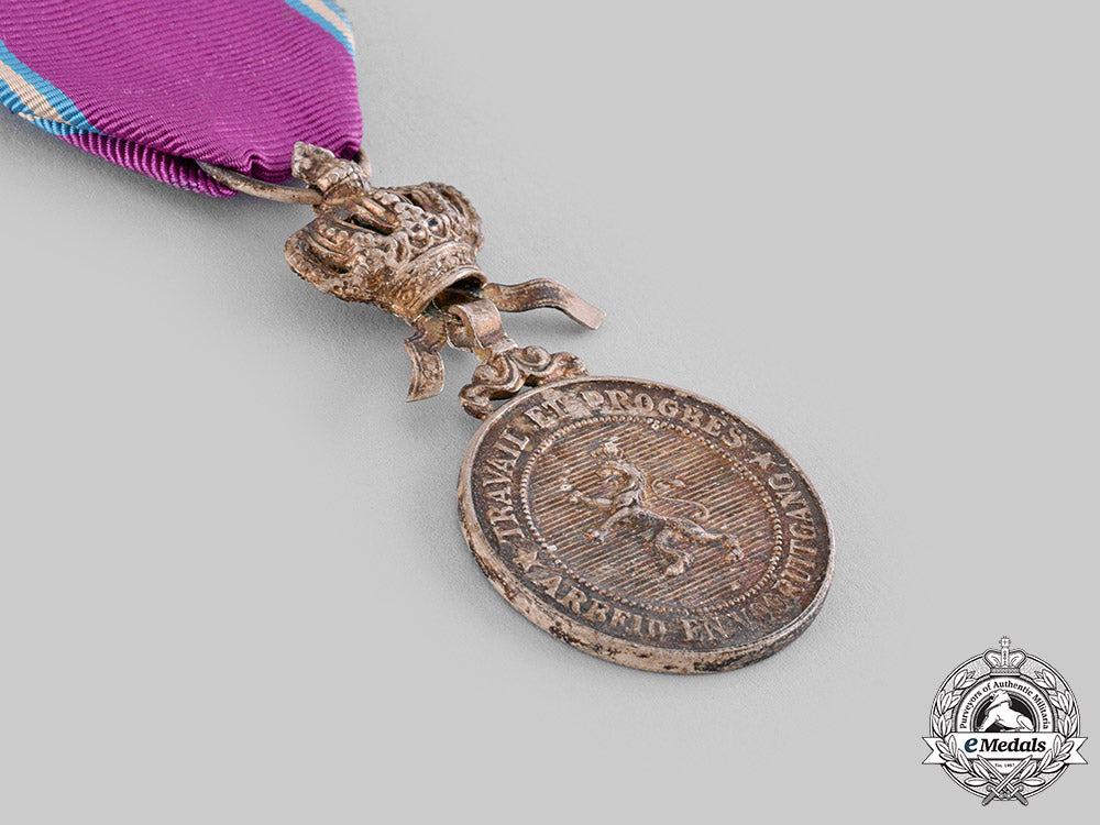 international._a_lot_of_medals&_awards(_collectors_copies)_m19_20039