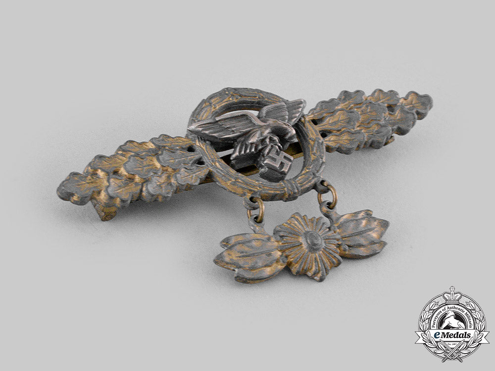germany,_luftwaffe._a_front_flying_clasp_for_transport_pilots,_with_hanger,_gold_grade_m19_20270