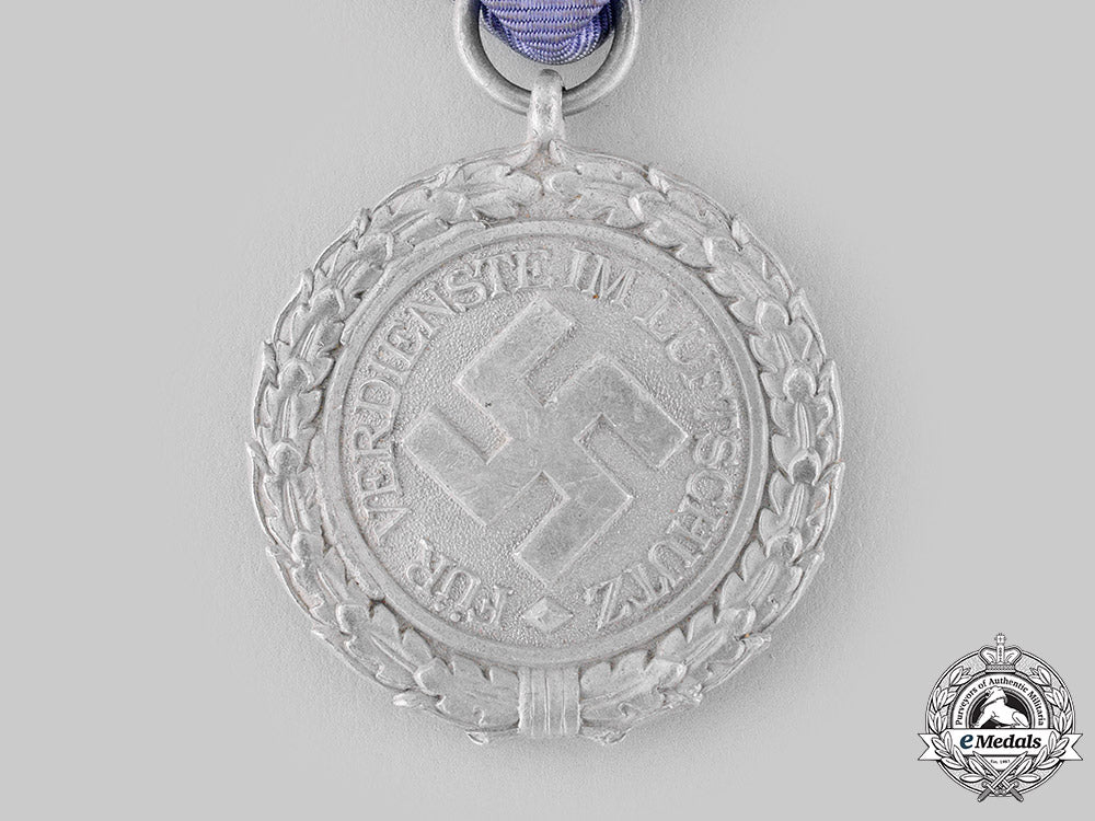 germany,_third_reich._an_air_defence_medal,_ii_class_with_case_m19_20275_1_1