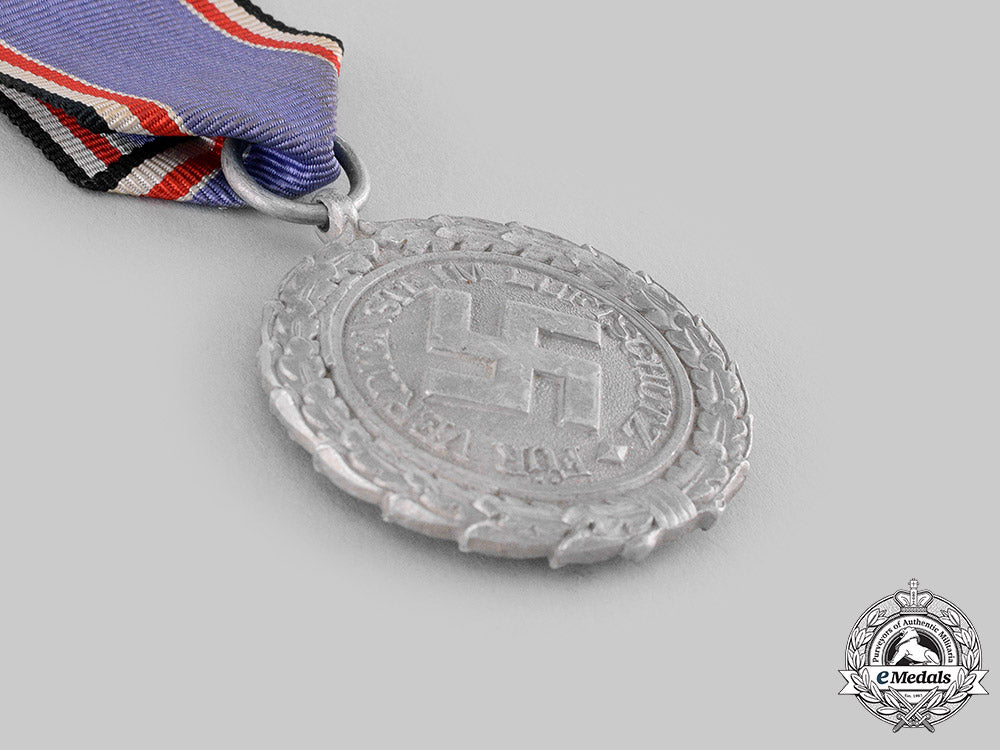 germany,_third_reich._an_air_defence_medal,_ii_class_with_case_m19_20277_1_1