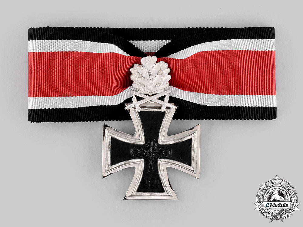 germany,_federal_republic._a_knight’s_cross_of_the_iron_cross_with_oak_leaves_and_swords,_with_case,1957_version_m19_20498