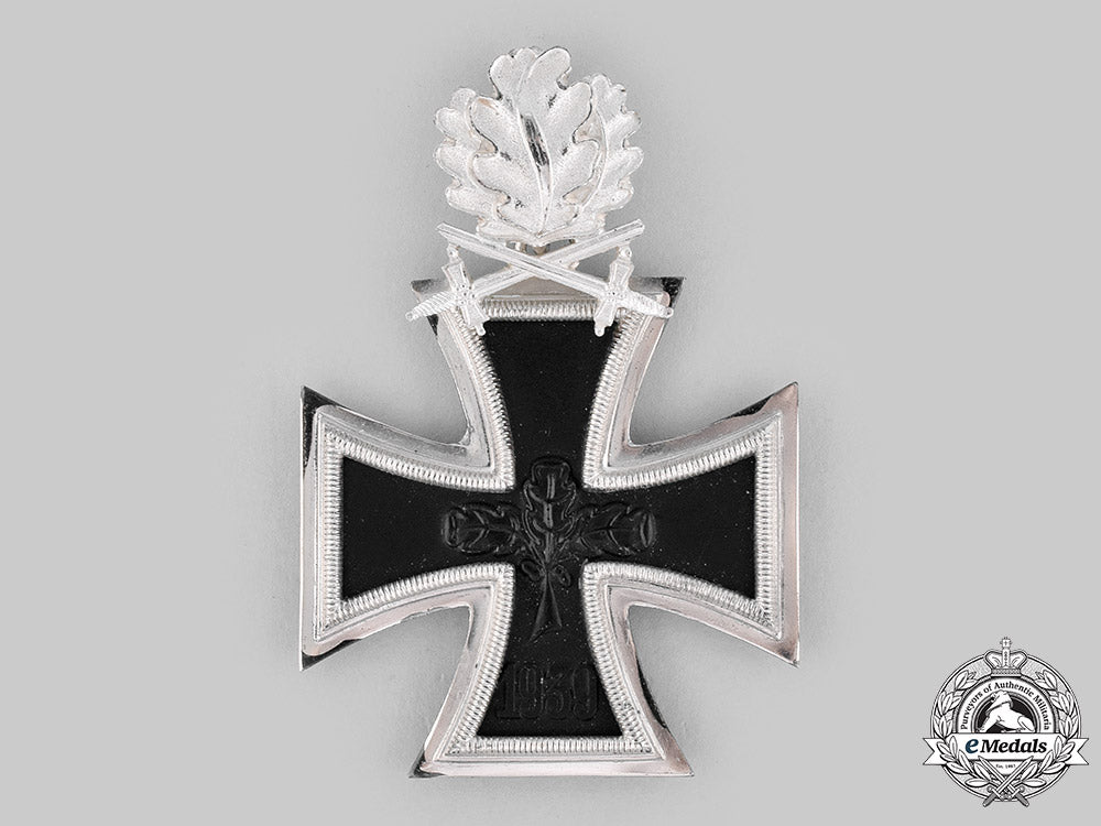 germany,_federal_republic._a_knight’s_cross_of_the_iron_cross_with_oak_leaves_and_swords,_with_case,1957_version_m19_20499