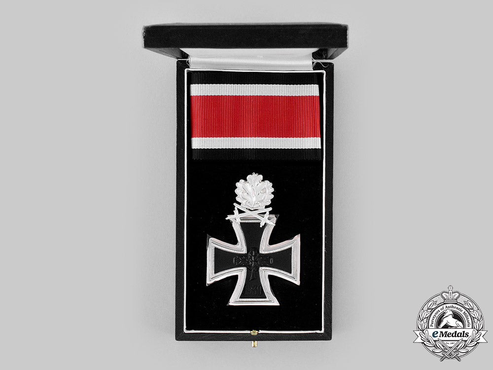 germany,_federal_republic._a_knight’s_cross_of_the_iron_cross_with_oak_leaves_and_swords,_with_case,1957_version_m19_20507