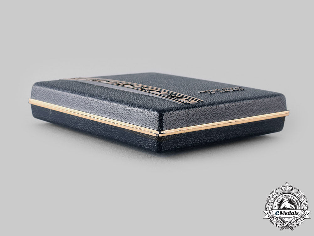 united_states._two_army_medals_in_case_m19_21727