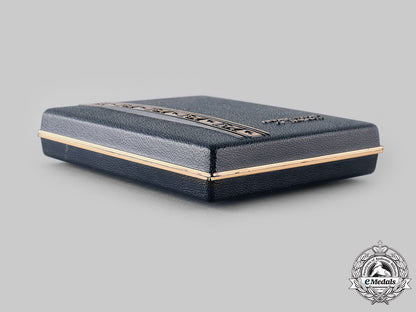 united_states._two_army_medals_in_case_m19_21727