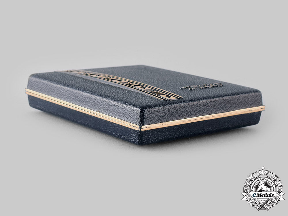 united_states._two_army_medals_in_case_m19_21729