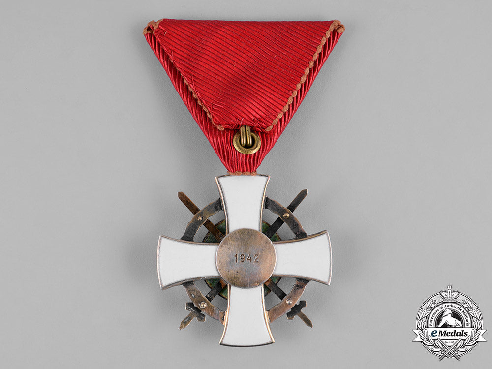 hungary,_regency._an_order_of_the_holy_crown,_v_class_knight's_badge_with_war_decoration&_swords1942_m19_2248