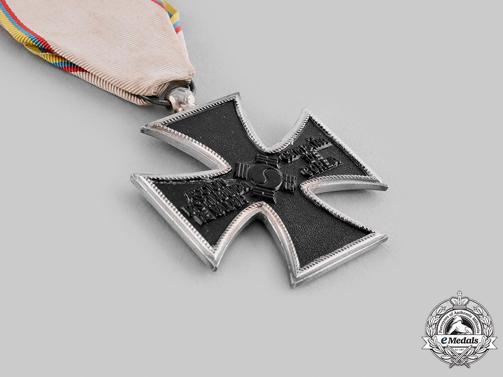 colombia,_republic._a_medal_for_service_in_war_overseas,_iron_cross_for_the_korean_war,_c.1955_m19_22800