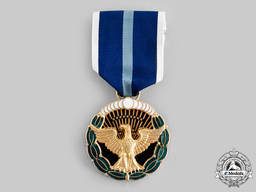 united_states._a_presidential_citizens_medal:_fullsize,_miniature_and_lapel_badge_m19_23096