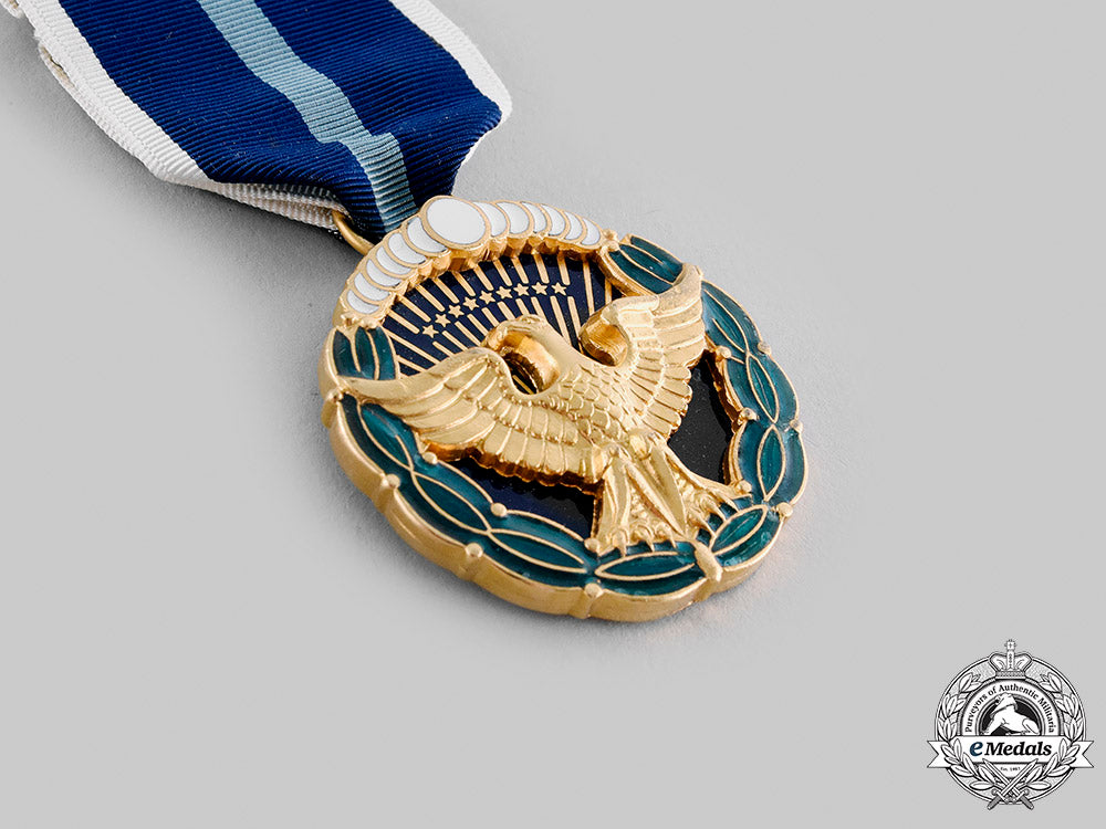 united_states._a_presidential_citizens_medal:_fullsize,_miniature_and_lapel_badge_m19_23098