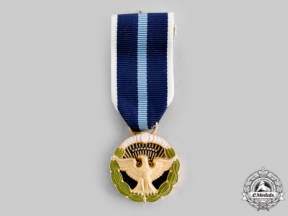 united_states._a_presidential_citizens_medal:_fullsize,_miniature_and_lapel_badge_m19_23099