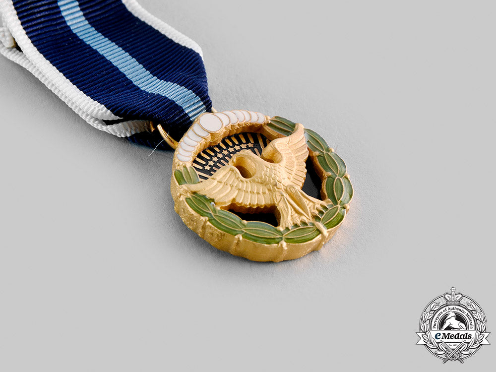 united_states._a_presidential_citizens_medal:_fullsize,_miniature_and_lapel_badge_m19_23101