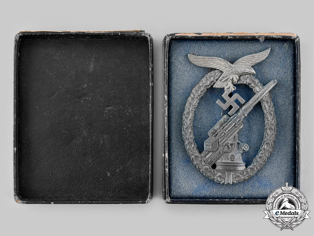 germany,_luftwaffe._a_flak_badge_with_case_m19_23253_1