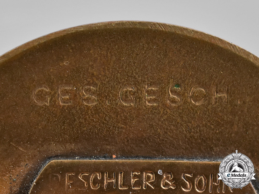 germany,_nsdap._a_large_golden_party_badge_by_deschler&_sohn(75987)_m19_2409