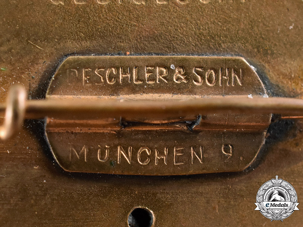 germany,_nsdap._a_large_golden_party_badge_by_deschler&_sohn(75987)_m19_2410