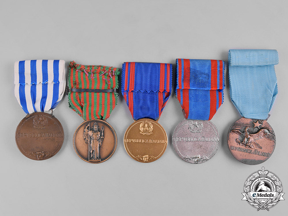 italy,_republic._a_lot_of_five_medals&_awards_m19_2452_1