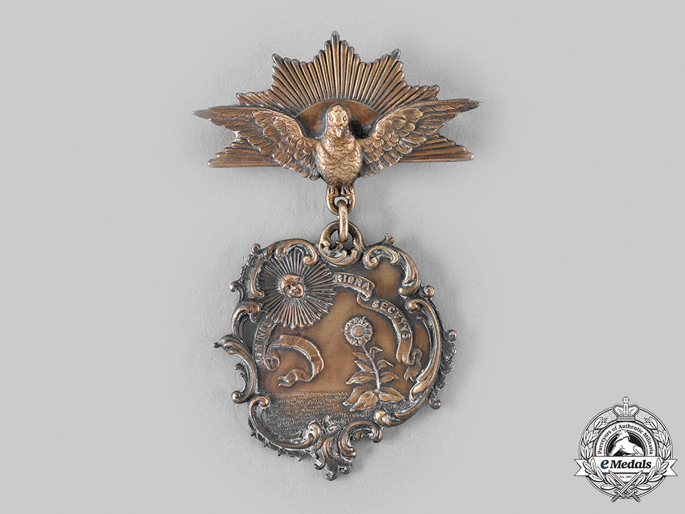 united_states._a_huguenot_society_of_america_membership_badge,_by_bailey,_banks_and_biddle_m19_24649
