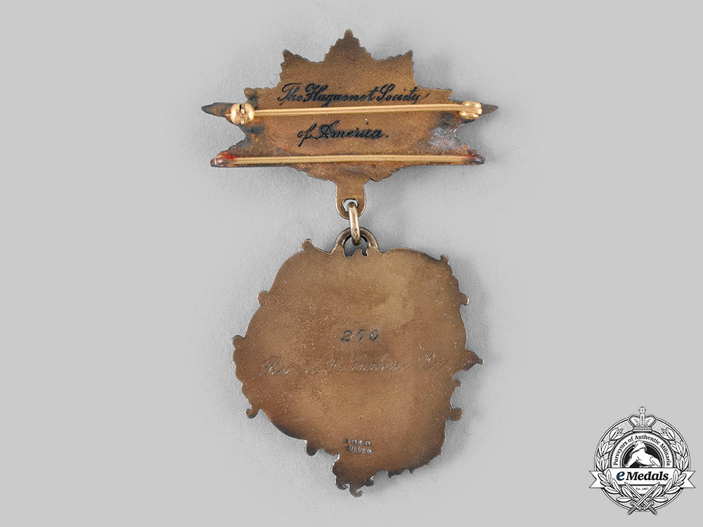 united_states._a_huguenot_society_of_america_membership_badge,_by_bailey,_banks_and_biddle_m19_24650