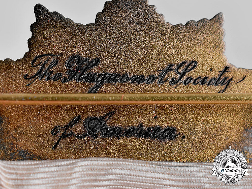 united_states._a_huguenot_society_of_america_membership_badge,_by_bailey,_banks_and_biddle_m19_24652
