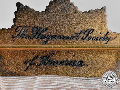 united_states._a_huguenot_society_of_america_membership_badge,_by_bailey,_banks_and_biddle_m19_24652