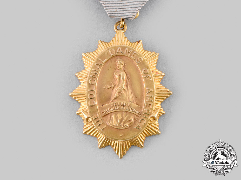 united_states._a_society_of_the_colonial_dames_of_america_membership_badge_in_gold,_by_bb&_b_m19_24657_1_1