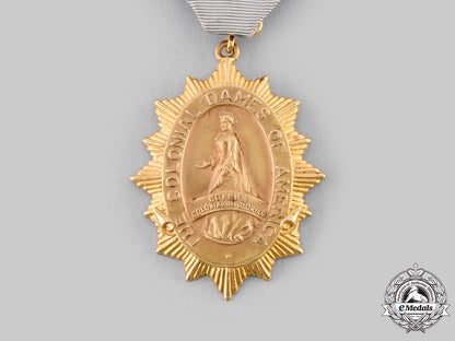 united_states._a_society_of_the_colonial_dames_of_america_membership_badge_in_gold,_by_bb&_b_m19_24657_1_1