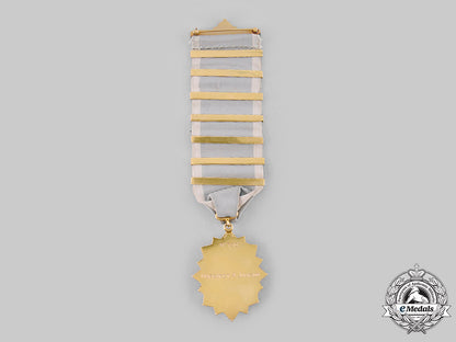 united_states._a_society_of_the_colonial_dames_of_america_membership_badge_in_gold,_by_bb&_b_m19_24659_1_1