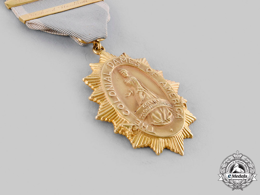 united_states._a_society_of_the_colonial_dames_of_america_membership_badge_in_gold,_by_bb&_b_m19_24660_1_1