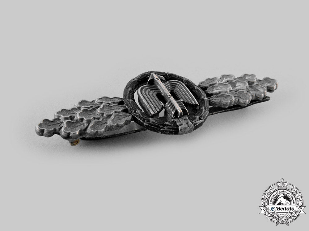 germany,_luftwaffe._a_short-_range_night_fighter_clasp,_silver_grade,_by_g.h._osang_m19_24768_2_1