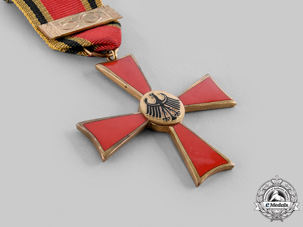 germany,_federal_republic._an_order_of_merit_of_the_federal_republic_of_germany_with50_year_clasp_and_case_of_issue_m19_24831