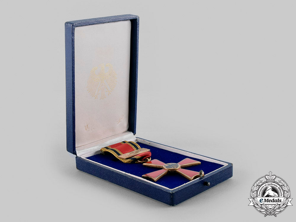 germany,_federal_republic._an_order_of_merit_of_the_federal_republic_of_germany_with50_year_clasp_and_case_of_issue_m19_24834