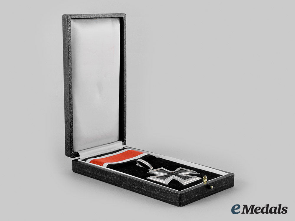 germany,_wehrmacht._a1939_iron_cross_ii_class,1957_issue_with_case_m19_25029_1