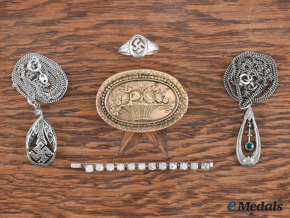 germany,_nsdap._a_lot_of_patriotic_jewelry&_case_belonging_to_gertrud_seyß-_inquart(_b._maschka)_m19_25672_1