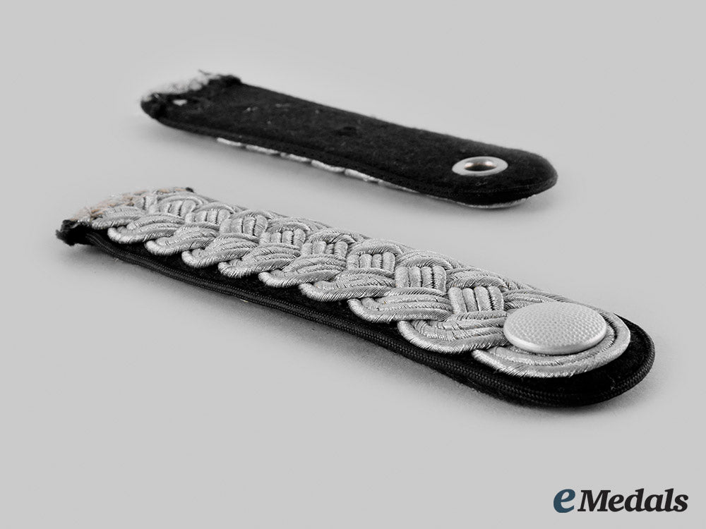 germany,_nskk._a_pair_of_nskk_staffelführer_shoulder_boards_m19_26808_1