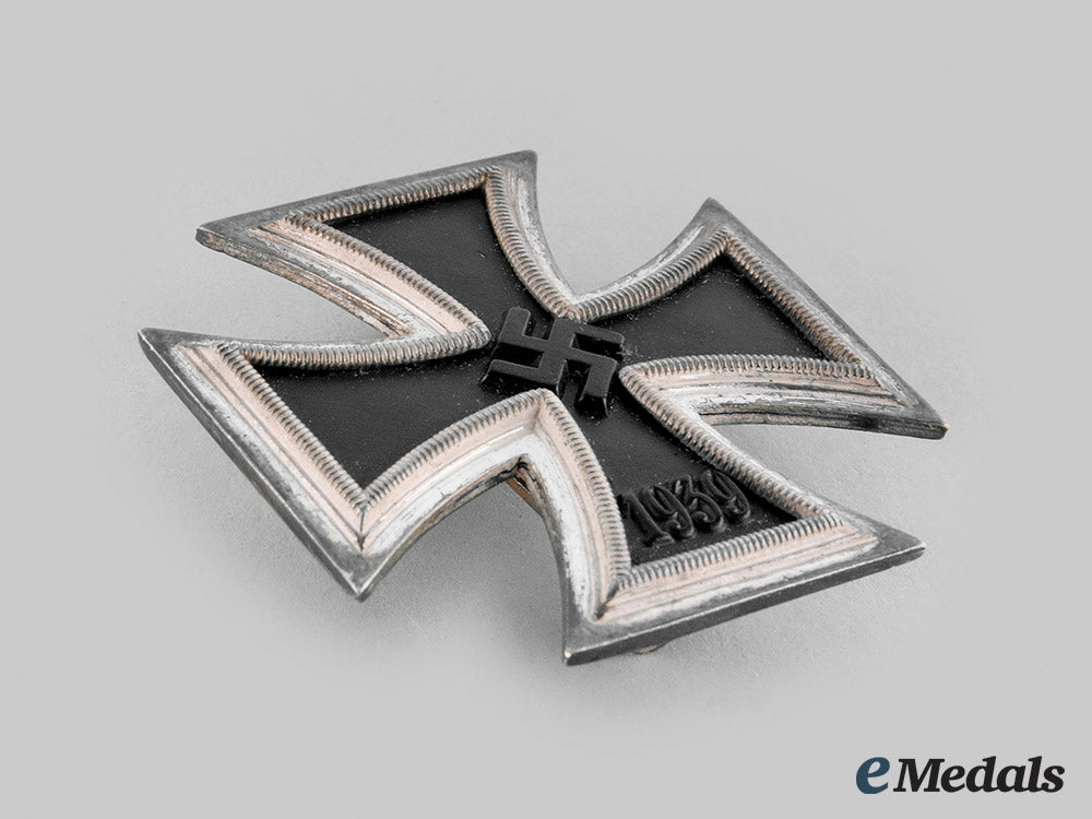 germany,_third_reich._a1939_iron_cross,_i_class,_by_steinhauer_and_lück_with_case_m19_26897