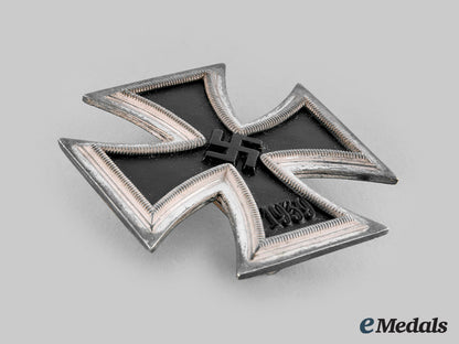 germany,_third_reich._a1939_iron_cross,_i_class,_by_steinhauer_and_lück_with_case_m19_26897