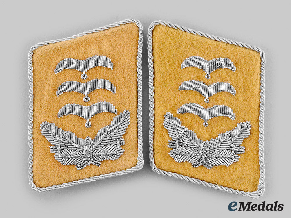 germany,_luftwaffe._a_pair_of_flight_hauptmann_collar_tabs_m19_27387