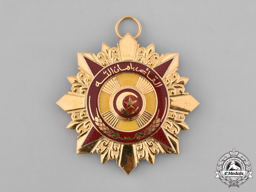 brunei,_the_abode_of_peace._a_most_esteemed_family_order_of_brunei,_i_class_collar_m19_2755_1